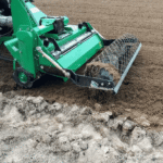 Firma Magiczne Ogrody Kozacki przygotowuje teren pod zakładanie trawnika z rolki.