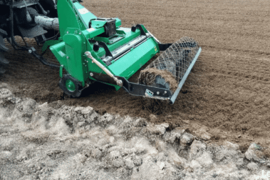 Firma Magiczne Ogrody Kozacki przygotowuje teren pod zakładanie trawnika z rolki.