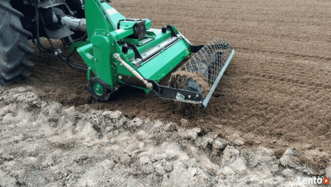 Firma Magiczne Ogrody Kozacki przygotowuje teren pod zakładanie trawnika z rolki.