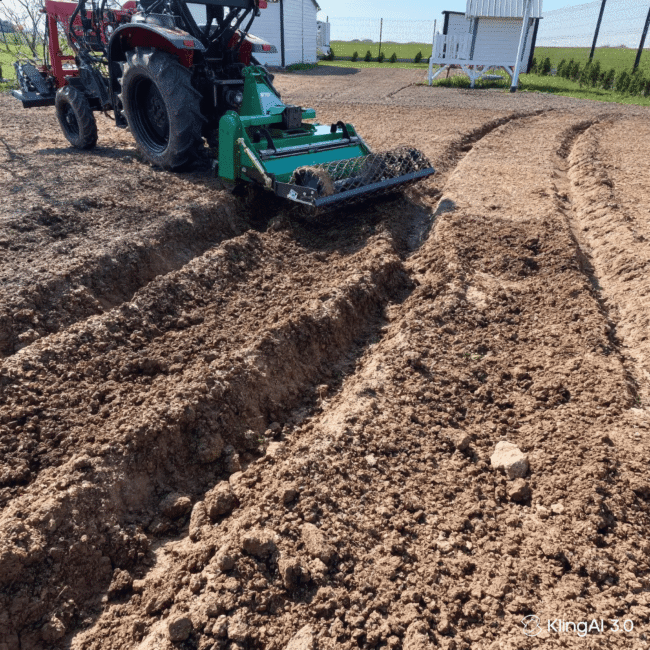 Frezowanie gleby i przygotowanie podłoża pod zakładanie trawnika.