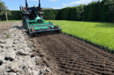 Układanie trawnika z rolki na posesji i przygotowanie podłoża.