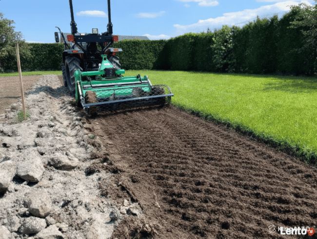Układanie trawnika z rolki na posesji i przygotowanie podłoża.