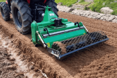 Sprzęt do zakładania trawnika i wyrównania terenu na dużej działce.
